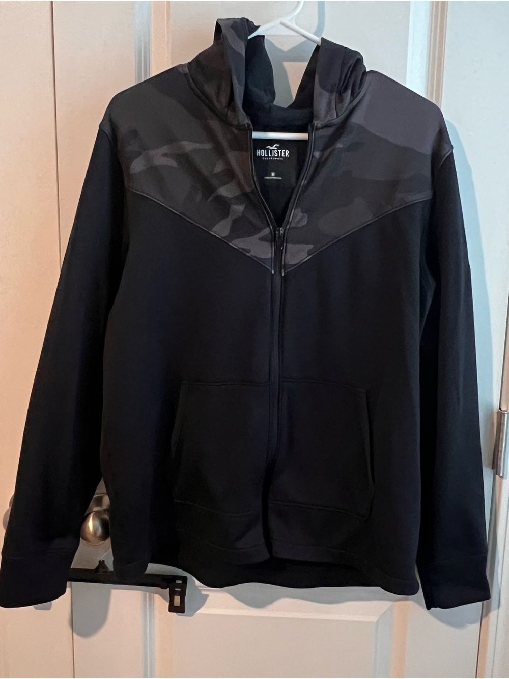 Hollister Men’s Black Camo Zip-Up Hoodie Size M